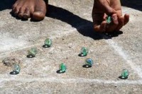 /album/brinquedos-e-brincadeiras/gude-jpg/